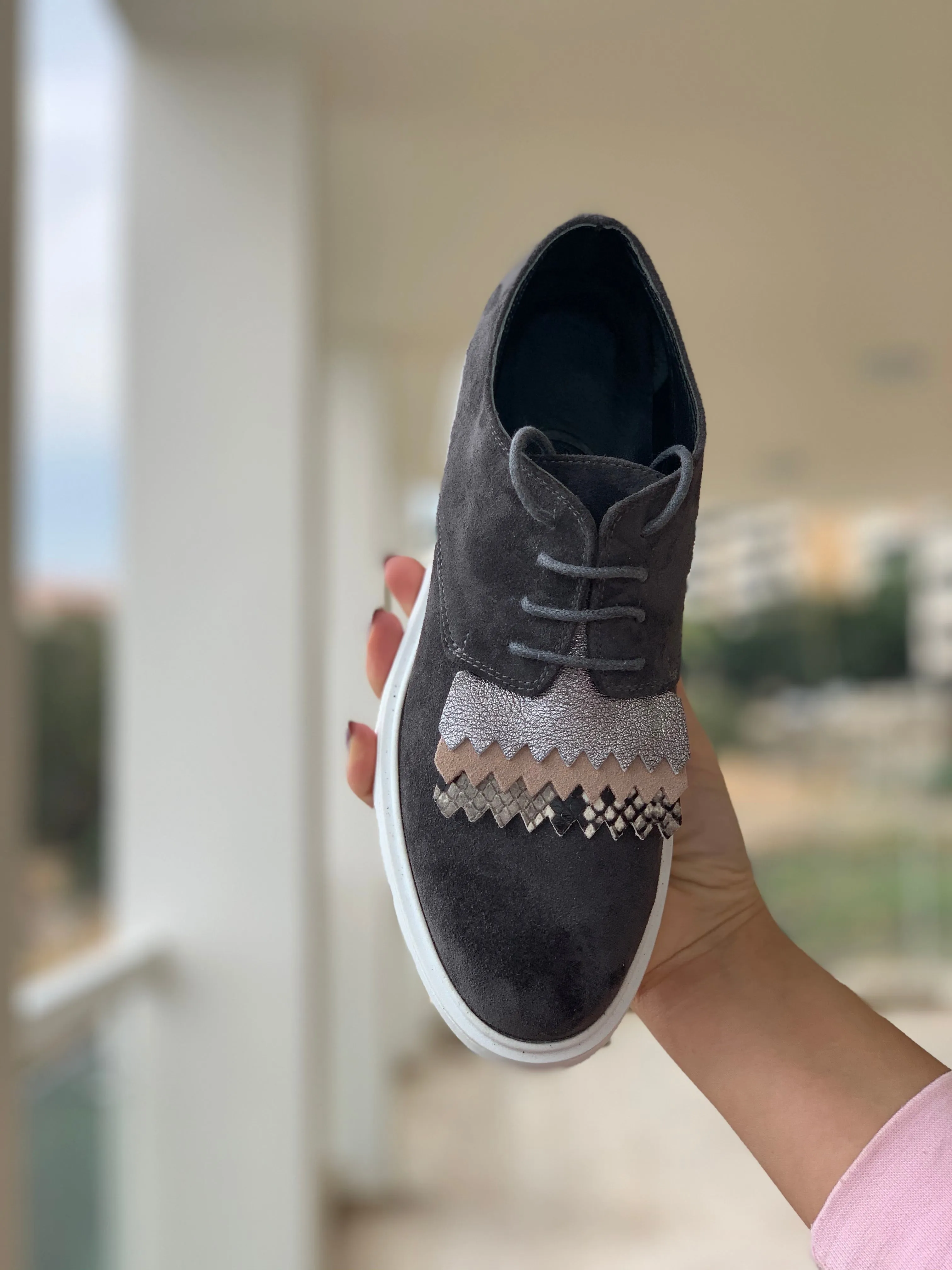 La 6ème Brothel Derby with Pink Fringes